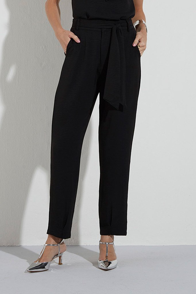 Calça Mom Alfaiataria Preta Com Faixa