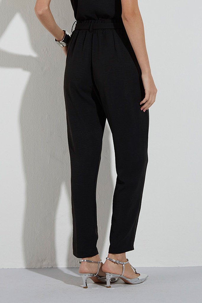 Calça Mom Alfaiataria Preta Com Faixa