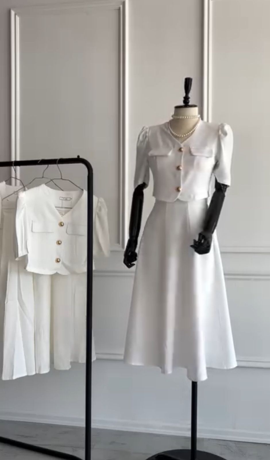 Conjunto Aurora Bianca – Elegância Minimalista com Toque Vintage