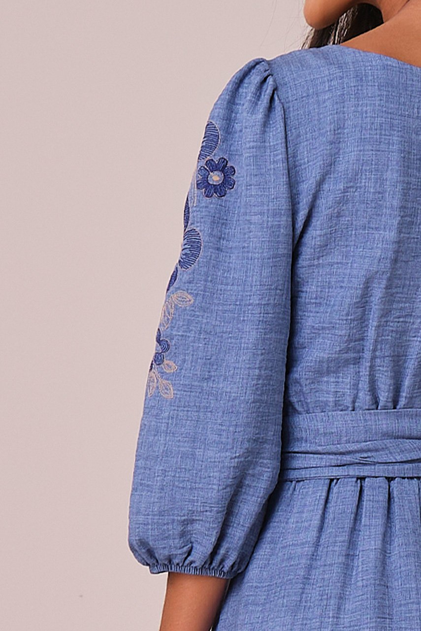 Vestido Azul Maxi Midi no Crepe com Mangas Bordadas