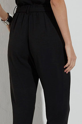 Calça Mom Alfaiataria Preta Com Faixa
