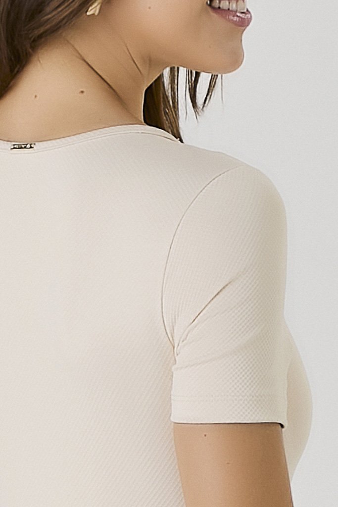 Body Feminino Off White Poliamida Relevo Proteção Solar